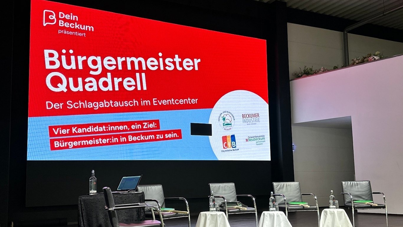 Podiumsdiskussion zur Bürgermeisterwahl 2025 in Beckum im Eventcenter – Bürgermeister Quadrell mit vier Kandidat:innen.