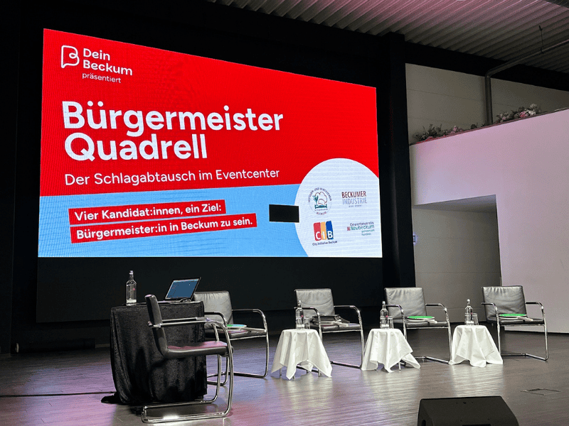 Podiumsdiskussion zur Bürgermeisterwahl 2025 in Beckum im Eventcenter – Bürgermeister Quadrell mit vier Kandidat:innen.